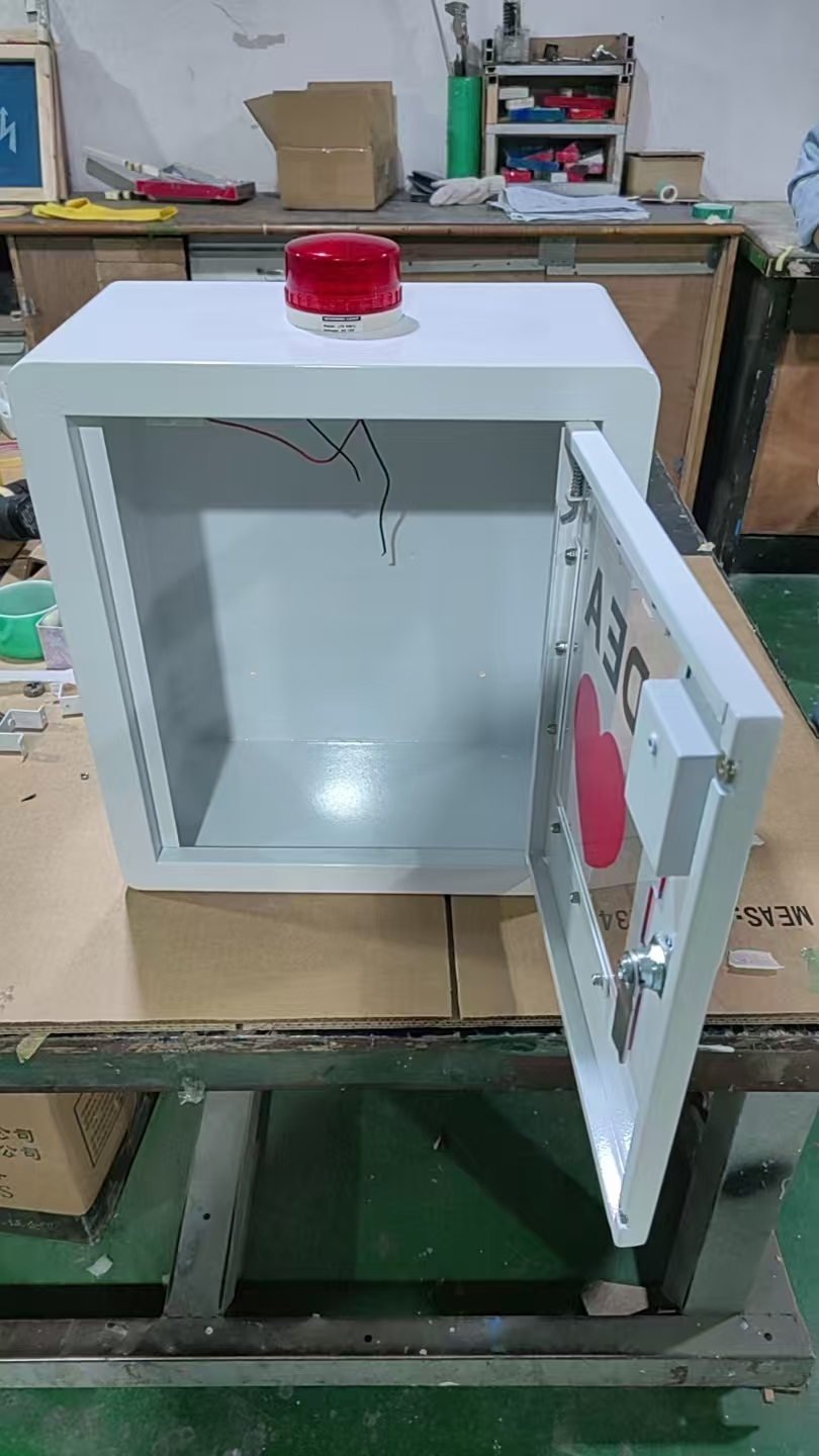 带警报的壁挂式 AED 柜