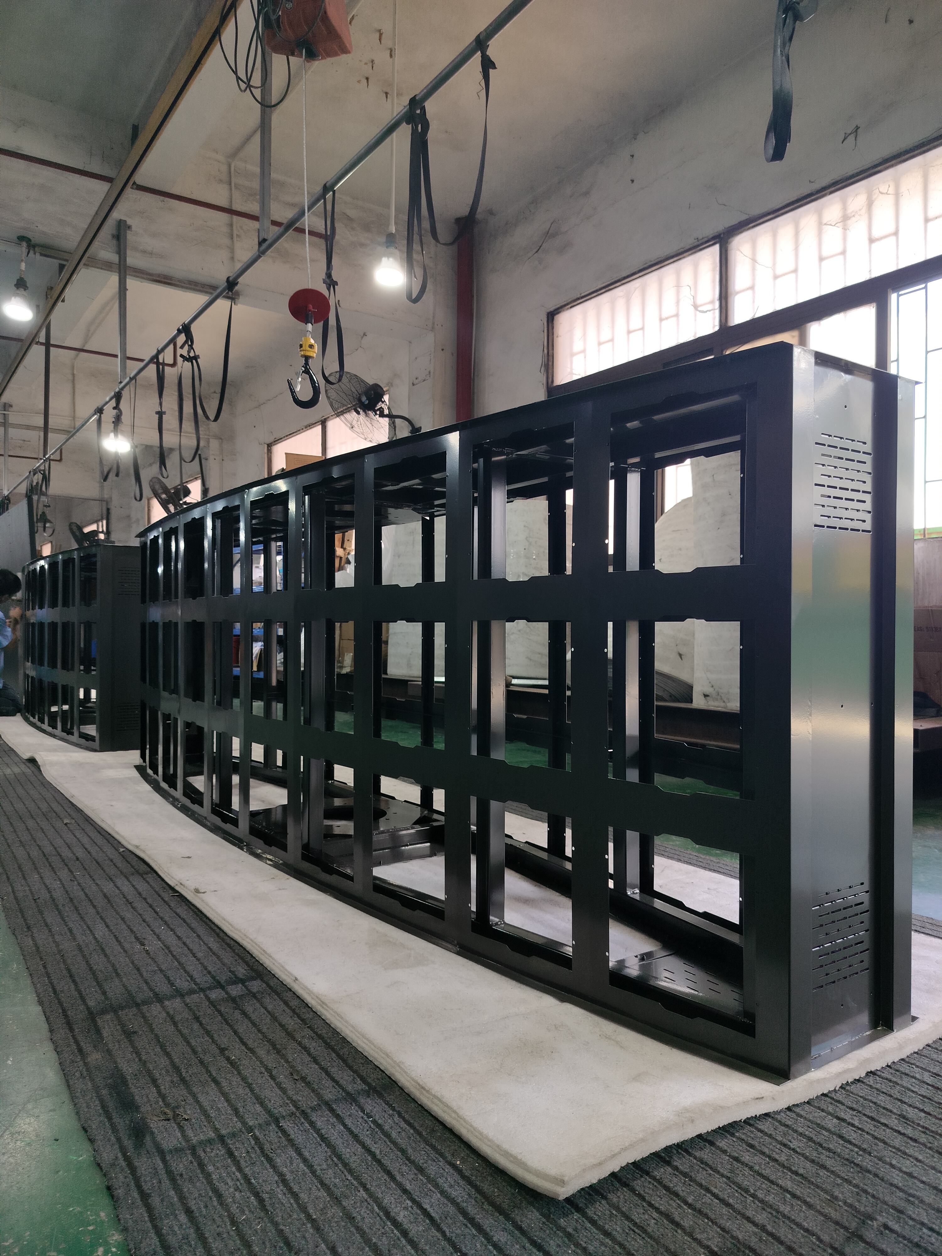 精密激光切割 LED 显示屏框架 - 带铝粉末涂层的弯焊钢