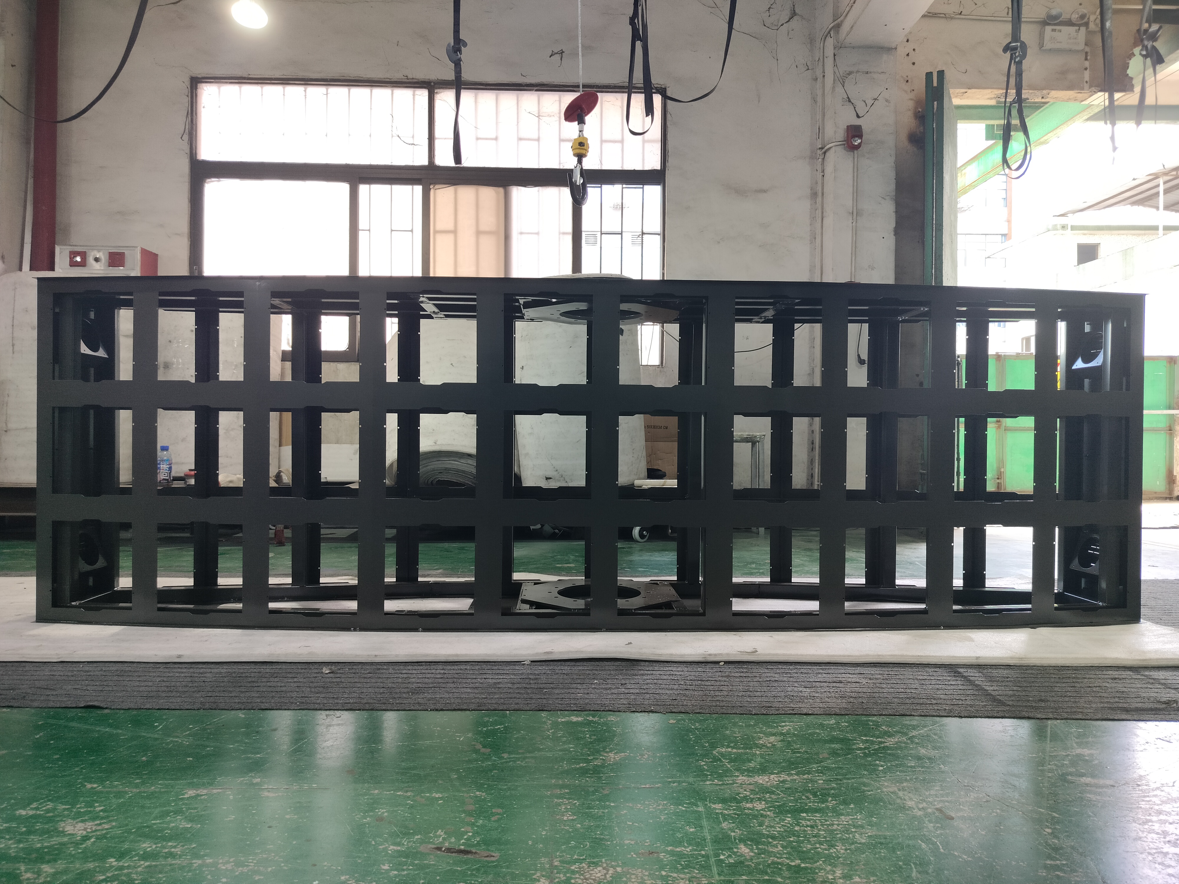 精密激光切割 LED 显示屏框架 - 带铝粉末涂层的弯焊钢